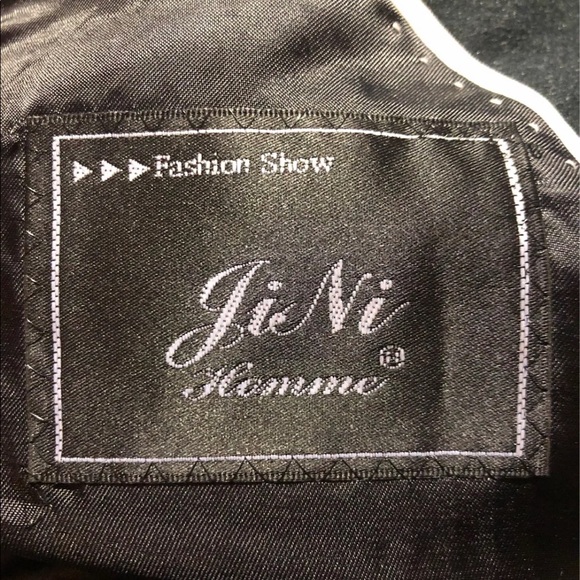 Ladies blazer 
Charcoal in color with gray pocket. - Picture 12 of 12